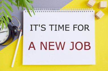 Yeni bir iş için zaman olduğunu gösteren bir not yazıyorum. İş fotoğrafı gösterimi düzenli bir iş imkanı sağlıyor..