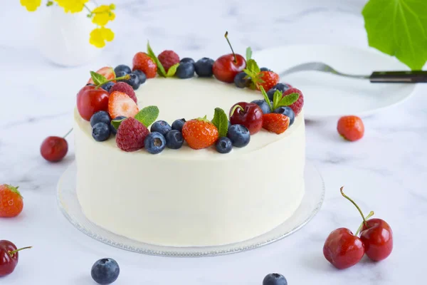 집에서 바닐라 케이크의 윗부분에는 블루베리 대리석 배경에 라즈베리등 축하하기 휴일에 스톡 이미지