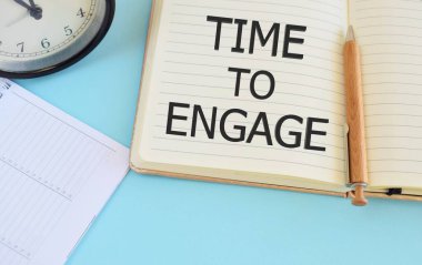 Not Defteri ile yazılmış metni bağlama zamanı. Açık mavi arka plan. Müdahale için iş konsepti