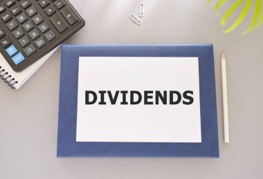 Not Defteri, gri arkaplan, kalem, hesap makinesi, finans konsepti ile yazılmış metinler