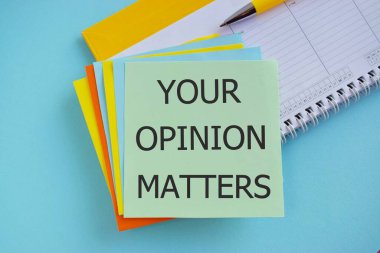 Düşünceleriniz renkli etiket notu üzerine yazılmış metinler, iş konsepti.