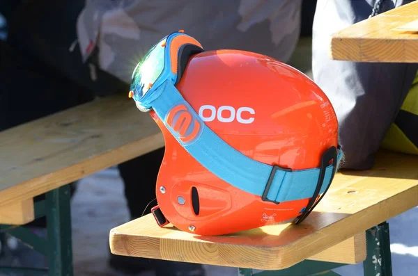 Livigno, İtalya, 15 Ocak 2019: Ahşap bir masada mavi kayak gözlüklü turuncu kayak kaskı