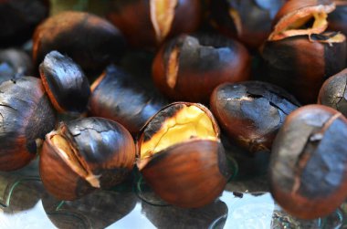 Taze kavrulmuş kestanelere yakın çekim