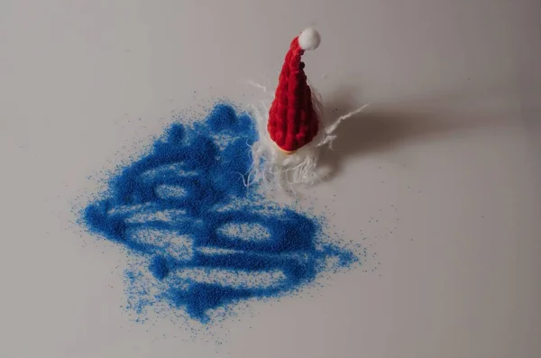 Minimum Noel konsepti: deniz kenarında Noel Baba. Kış düzeni.