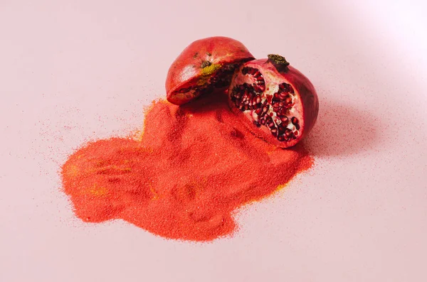 Яскравий Гранат Нарізаний Навпіл Кладкою Червоний Пісок Концепція Літніх Вітамінів — стокове фото