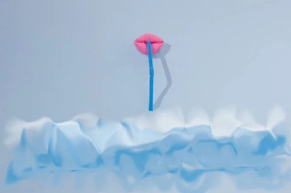 Dudakları Parlak Pembe Ruj Sürmüş Mavi Pipetle Içiyor Pastel Mavi — Stok fotoğraf