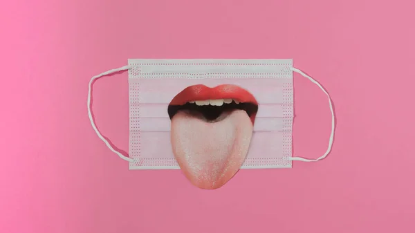 Dili dışarı çıkmış kırmızı rujlu bir ağız, soluk pembe bir cerrahi maskeden çıkıyor. Pastel pembe arka plan. Maske konseptine karşı aşağılayıcı tavır. Maske takmayı ve yaratıcı tasarımı önlemeyi protesto et.