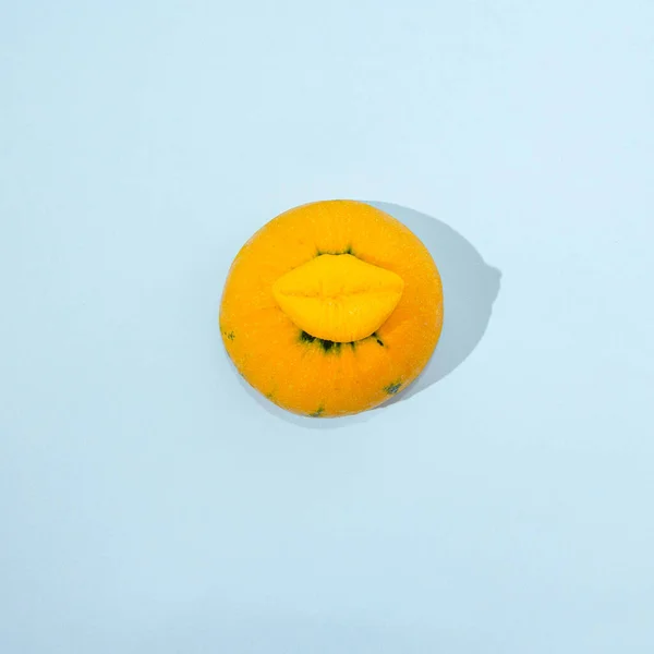 Zucchine Organiche Colore Giallo Brillante Con Labbra Gialle Fondo Blu — Foto Stock