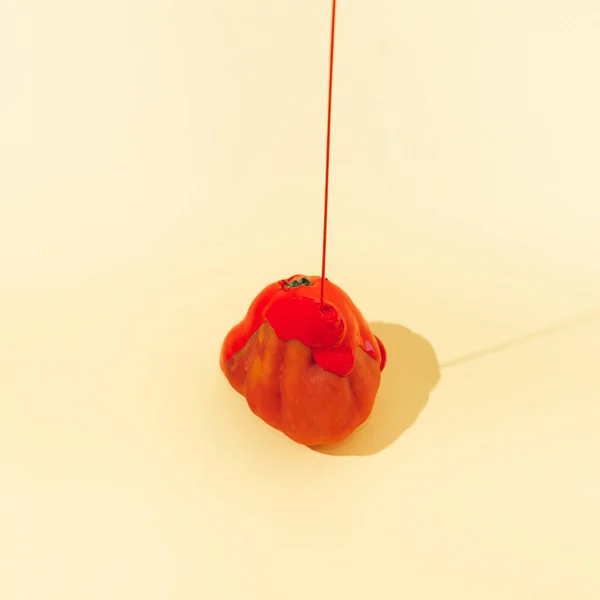 Yukarıdan Sızan Kırmızı Renkli Organik Bir Domates Gerçeküstü Yaz Yemekleri — Stok fotoğraf
