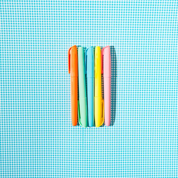 Una Serie Evidenziatori Ordinatamente Allineati Diversi Colori Uno Sfondo Quadrato — Foto Stock