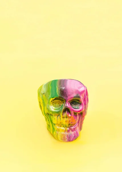 黄色の背景にカラフルな頭蓋骨 不気味なハロウィン2021アートデザイン — ストック写真