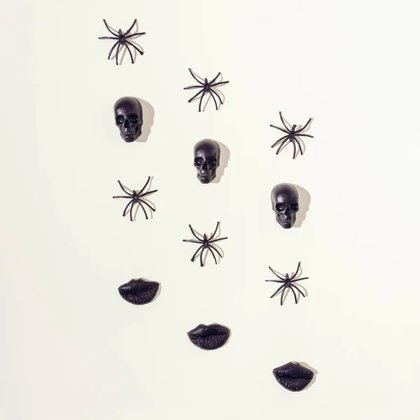 Siyah Heykellerden Örümceklerden Yumurta Kabuğundaki Dudaklardan Oluşan Bir Kalıp Duvar — Stok fotoğraf