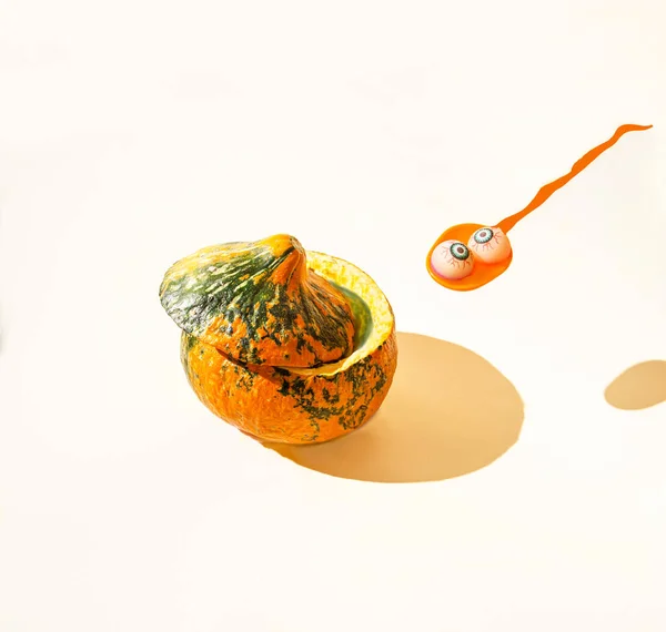 Una Zucca Arancione Verde Con Taglio Superiore Cucchiaio Arancione Mettere — Foto Stock