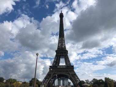 Eyfel Kulesi bulutların içinde Paris Fransa 'daki Eyfel Kulesi' nin güzel manzarası