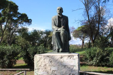 Villa Borghese 'deki ünlü şahsiyetlerin heykelleri Roma' daki ünlü bir park.