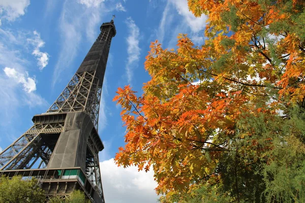 Eyfel Kulesi bulutların içinde Paris Fransa 'daki Eyfel Kulesi' nin güzel manzarası