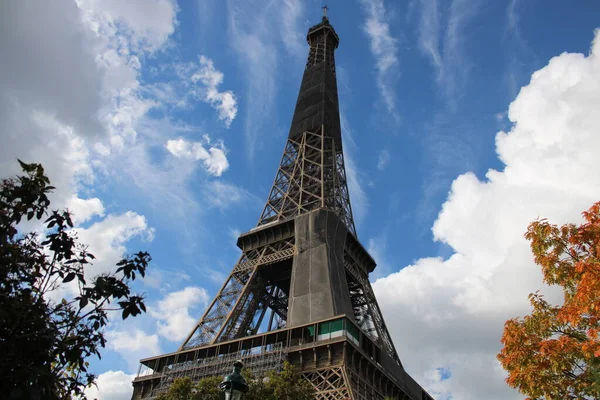 Eyfel Kulesi Bulutların Içinde Paris Fransa Daki Eyfel Kulesi Nin — Stok fotoğraf