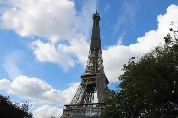 Eiffeltornet Molnen Vacker Utsikt Över Eiffeltornet Paris Frankrike — Stockfoto