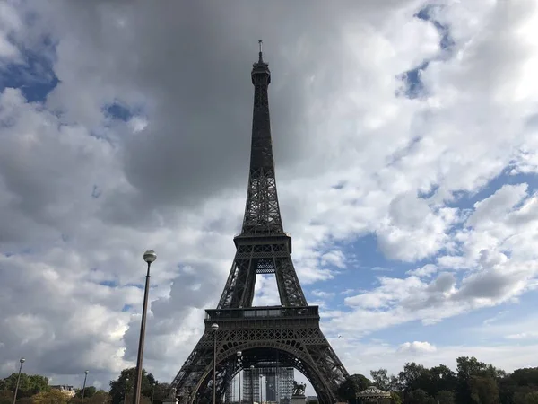 Eyfel Kulesi Bulutların Içinde Paris Fransa Daki Eyfel Kulesi Nin — Stok fotoğraf