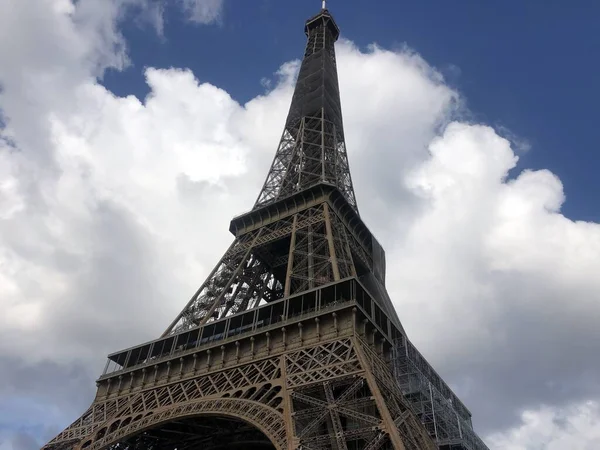 Eyfel Kulesi Bulutların Içinde Paris Fransa Daki Eyfel Kulesi Nin — Stok fotoğraf