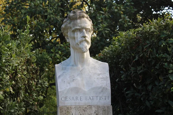 Villa Borghese 'deki ünlü şahsiyetlerin heykelleri Roma' daki ünlü bir park.