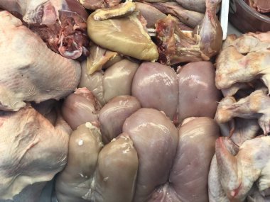 Et dükkanında et var. Ete yakın görünüyor.