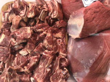 Et dükkanında et var. Ete yakın görünüyor.