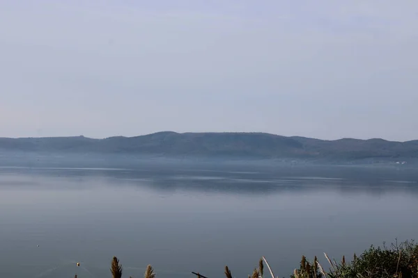 Vista Lago Montañas Alrededor Del Lago Otoño Lago Bracciano Cerca — Foto de Stock