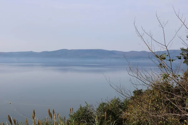 Lago Vista Fortaleza Montanhas Redor Lago Outono Lago Bracciano Perto Imagem De Stock