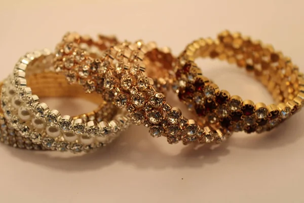 Kvinnor Armband Guld Och Pärla Armband — Stockfoto