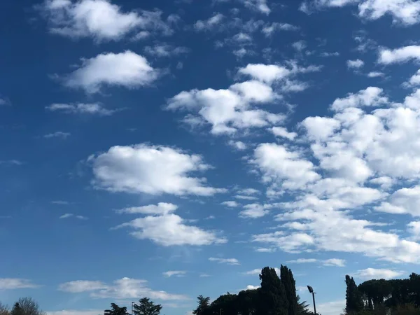 Schöne Wolken Blauen Himmel — Stockfoto