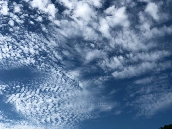 青空の上の美しい雲 — ストック写真
