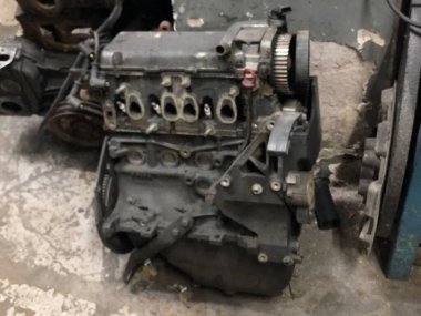 Araç üzerinde çalışan araç atölyesinin görüntüsü