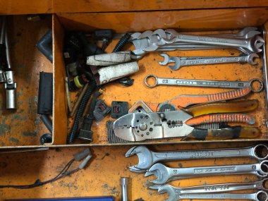 Araç üzerinde çalışan araç atölyesinin görüntüsü