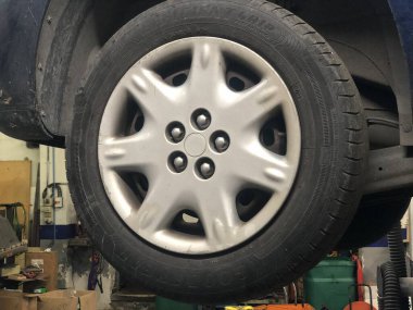 Araç üzerinde çalışan araç atölyesinin görüntüsü