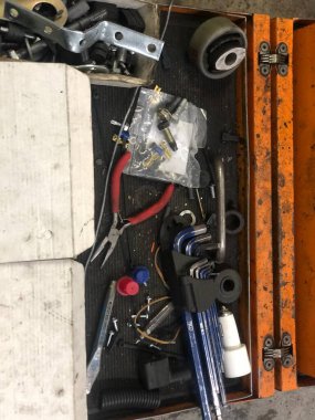 Araç üzerinde çalışan araç atölyesinin görüntüsü