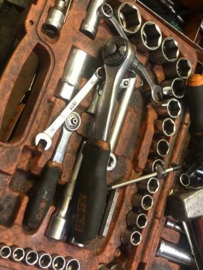 Araç üzerinde çalışan araç atölyesinin görüntüsü