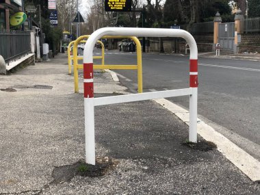 Araçları durdurma yolunda engeller