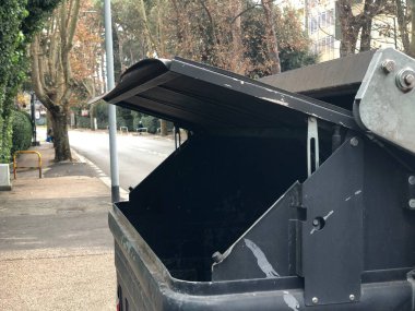 Çöp kutuları yol kenarındaki çöp kutuları.