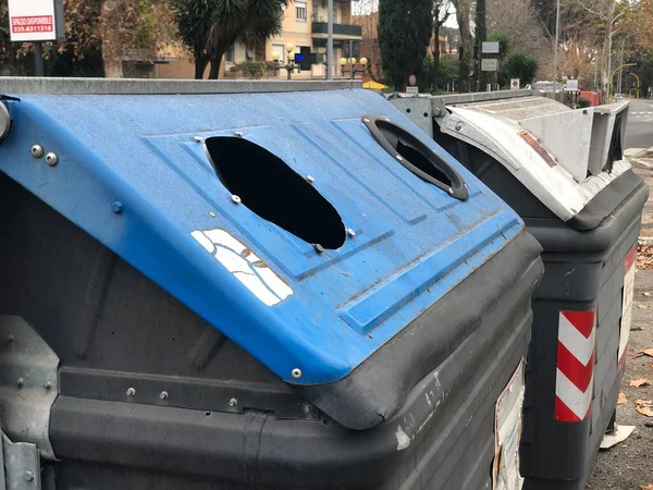 Çöp kutuları yol kenarındaki çöp kutuları.