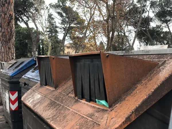 Çöp kutuları yol kenarındaki çöp kutuları.