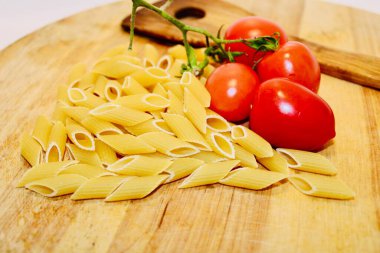 Masada pişmemiş çiğ makarna.