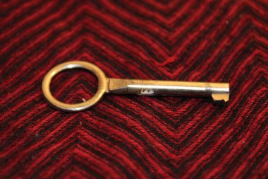 Kırmızı arkaplanda eski antika anahtarlar