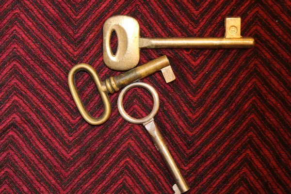 Kırmızı Arkaplanda Eski Antika Anahtarlar — Stok fotoğraf