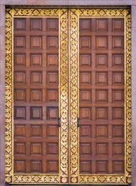 Beyaz arka plandaki ahşap kapılar herhangi bir tasarımın parçası olarak uygundur..