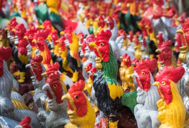 İnsanların inançlarının gizeminde taptıkları çeşitli renk ve boyutlardaki tavuk heykelleri..