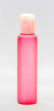 Grafik tasarımı, etiket veya reklamınızın bir parçası olarak kullanılacak beyaz zemin üzerinde pembe hamur şişeleri.