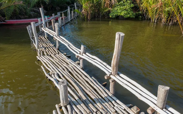 Dřevěný Most Podél Mangrovového Lesa Krásný Přírodě — Stock fotografie
