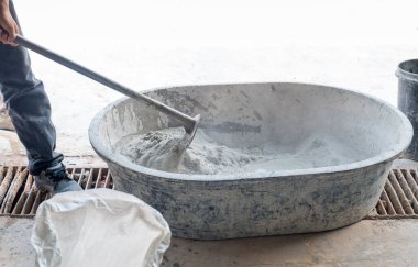 Havan ve ince kumu alçıda kullanmak için tepside karıştırmak.