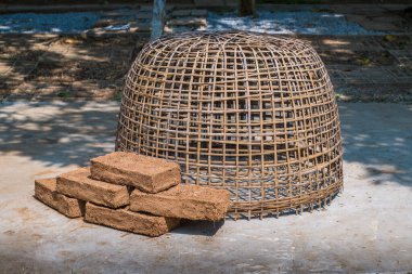 Çamur, saman ve eski balyalarla karıştırılarak kilden evler inşa edilecek..